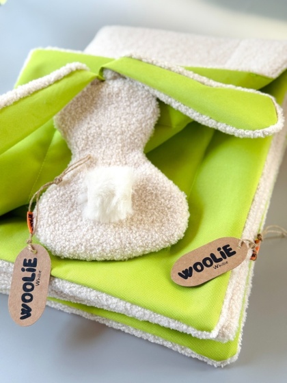 Zestaw zielony dwustronna mata wodoodporna + szeleszczący królik z owczym ogonkiem