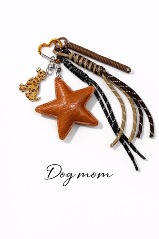 Breloczek "Dog Mom" brązowy duży